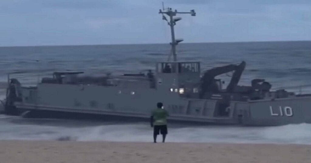 Πολεμικό πλοίο προσάραξε σε δημοφιλή παραλία του Ρίο ντε Τζανέιρο