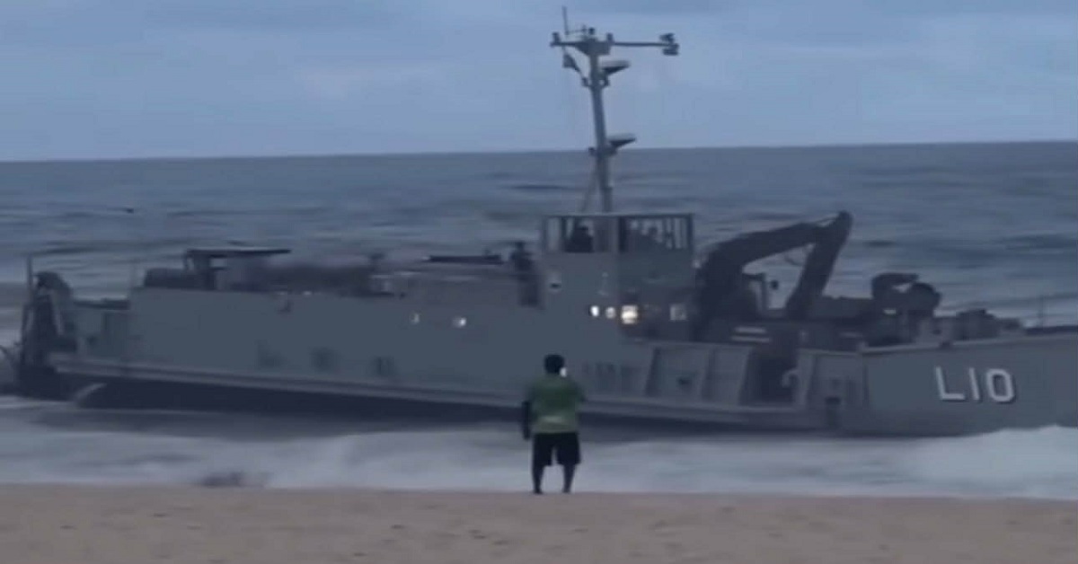 Πολεμικό πλοίο προσάραξε σε δημοφιλή παραλία του Ρίο ντε Τζανέιρο