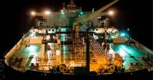 «Πλοίο φάντασμα» πίσω από μεγάλη πετρελαιοκηλίδα