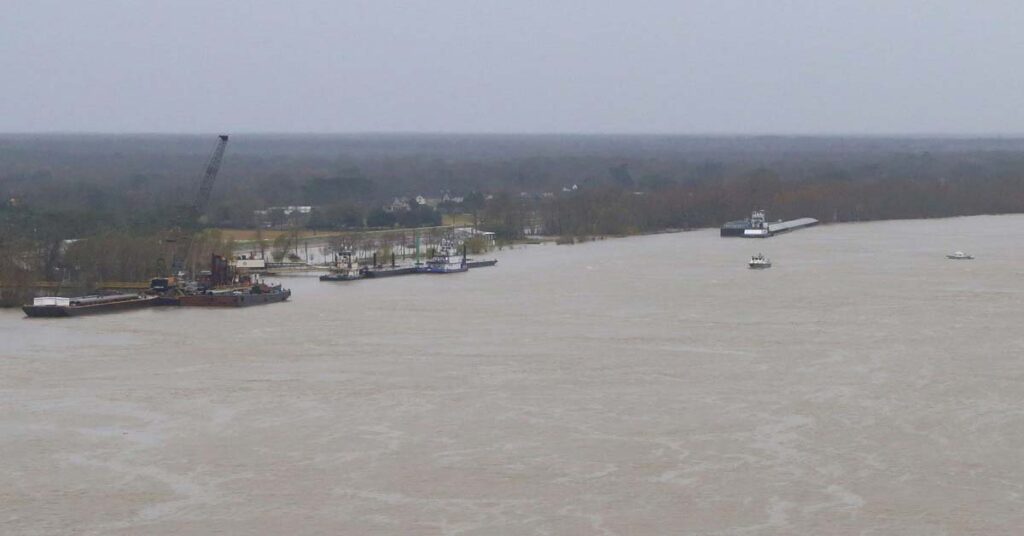Δύο φορτηγά πλοία συγκρούστηκαν στο Μισσισσιππή και παραμένουν «κολλημένα»