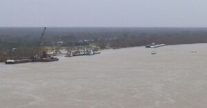 Δύο φορτηγά πλοία συγκρούστηκαν στο Μισσισσιππή και παραμένουν «κολλημένα»