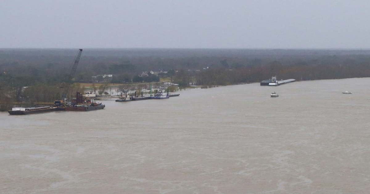 Δύο φορτηγά πλοία συγκρούστηκαν στο Μισσισσιππή και παραμένουν «κολλημένα»