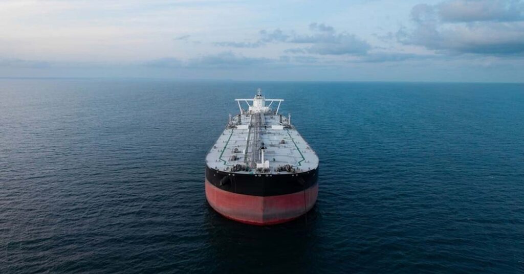 Η μεγάλη αναστάτωση που έχει προκαλέσει η σύγκρουση στη Μέση Ανατολή δεν έχει επηρεάσει μόνο την ασφάλεια της ναυσιπλοΐας αλλά και το κόστος μεταφοράς του αργού πετρελαίου, από την οποία επηρεάζεται άμεσα η τιμή για την βενζίνη και του πετρελαίου που βάζουμε στα ντεπόζιτα μας.