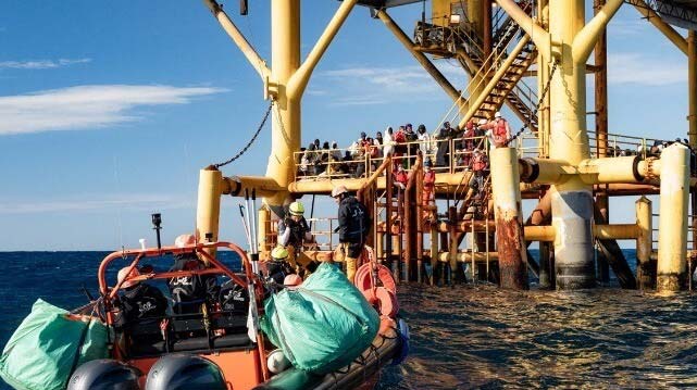 Έπεσαν σε καταιγίδα και σκαρφάλωσαν σε υπεράκτια πλατφόρμα φυσικού αερίου στη Μεσόγειο