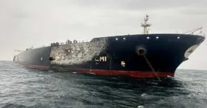 Επίθεση σε φορτωμένο supertanker στον Περσικό – Φόβοι για διαρροή πετρελαίου
