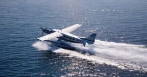 Μια νέα εποχή για τις μεταφορές και τον τουρισμό στη Στερεά Ελλάδα σηματοδοτεί η πρώτη προσθαλάσσωση υδροπλάνου στο λιμάνι της Ιτέας, στο πλαίσιο πτήσης της Hellenic Seaplanes από τα Μέγαρα, που διήρκησε μόλις 20 λεπτά.