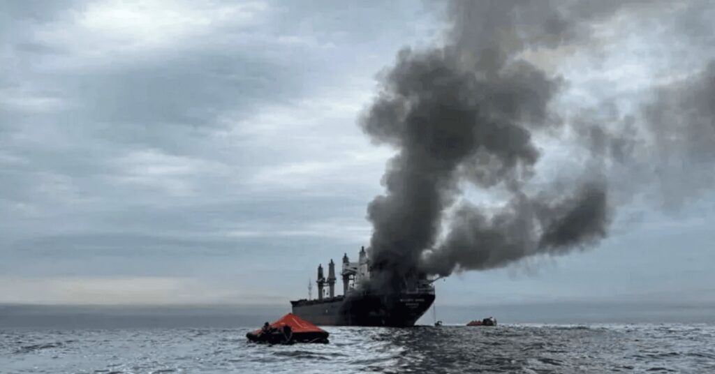 Σοκ σε πλοίο μετά από επίθεση στον Ορμούζ – Βρέθηκαν ανθρώπινα λείψανα