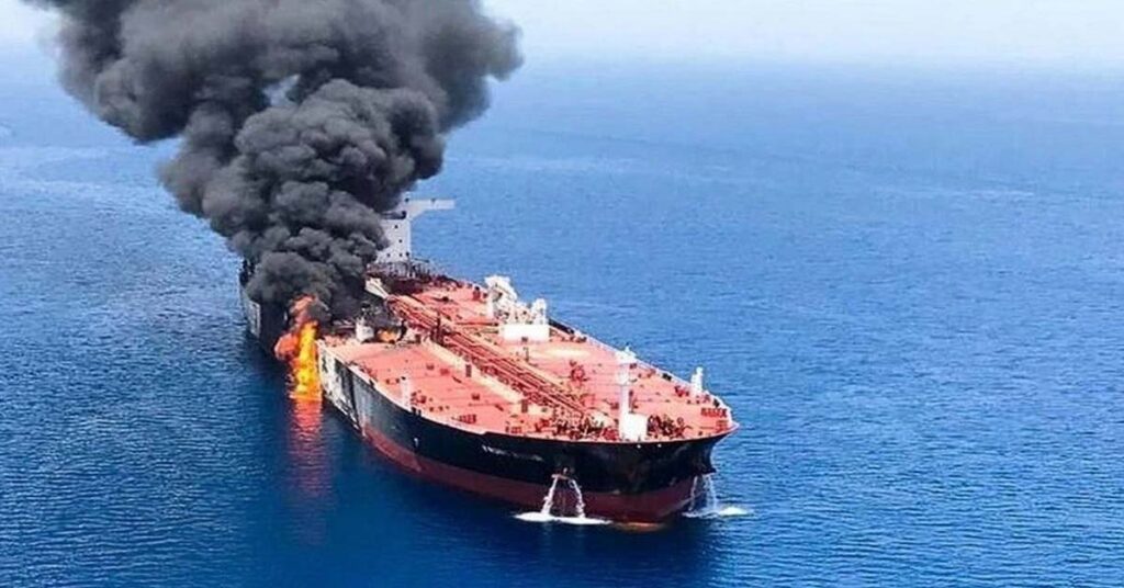 Στενά του Ορμούζ: Κλείνουν ξανά – Πυρά σε δεξαμενόπλοιο ενώ είχε δοθεί άδεια διέλευσης