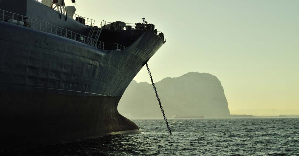 Τη στιγμή που οι ναυτικοί σκοτώνονται ο IMO και η ναυτιλιακή βιομηχανία εστιάζει στο περιβάλλον