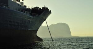 Τη στιγμή που οι ναυτικοί σκοτώνονται ο IMO και η ναυτιλιακή βιομηχανία εστιάζει στο περιβάλλον