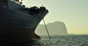 Τη στιγμή που οι ναυτικοί σκοτώνονται ο IMO και η ναυτιλιακή βιομηχανία εστιάζει στο περιβάλλον