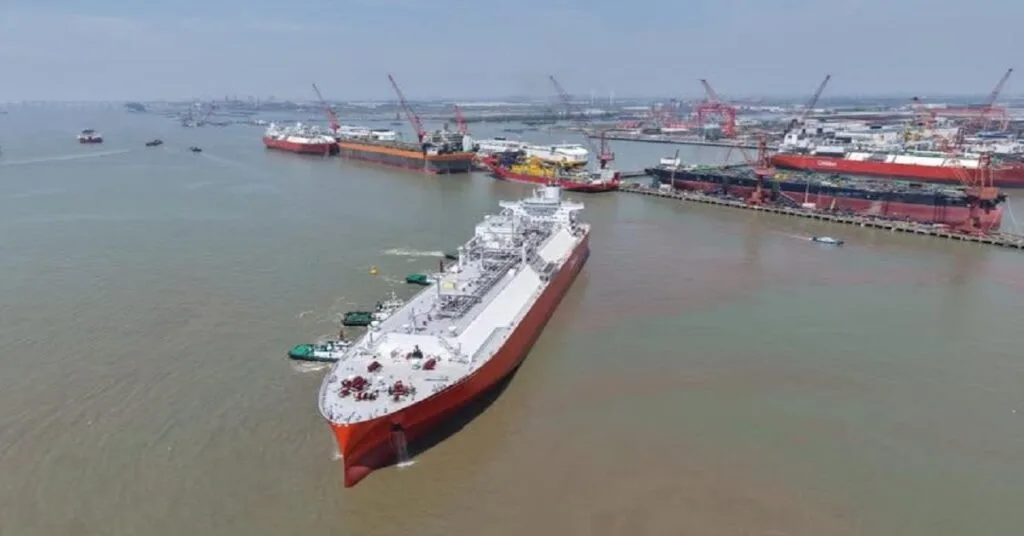 Η Κίνα παρέδωσε το μεγαλύτερο LNG carrier που κατασκεύασε ποτέ και αμφισβητεί την κυριαρχία της Ν. Κορέας