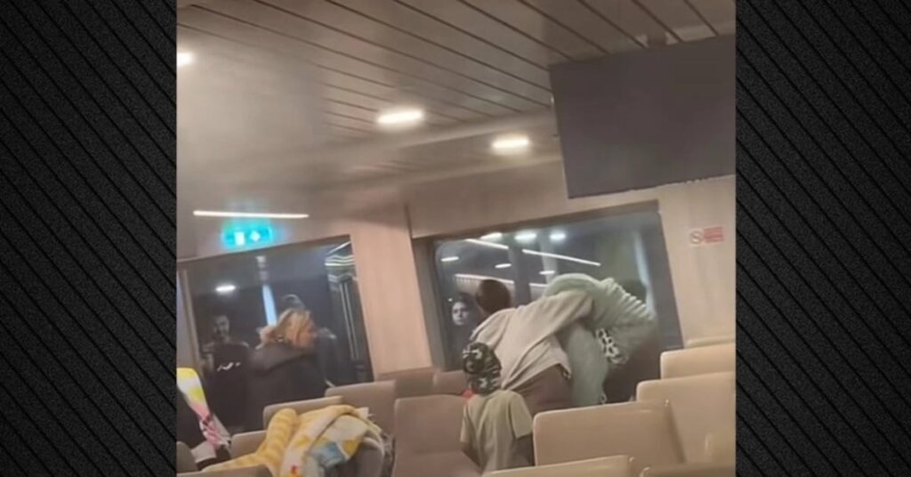 Χάος στο πλοίο «Νήσος Σάμος»: Ρομά άναψαν τσιγάρο και αμέσως ενεργοποιήθηκε το σύστημα πυρόσβεσης (video)