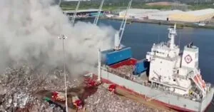 Στις φλόγες τυλίχθηκε φορτηγό πλοίο φορτωμένο με παλιοσίδερα στο λιμάνι του Newport