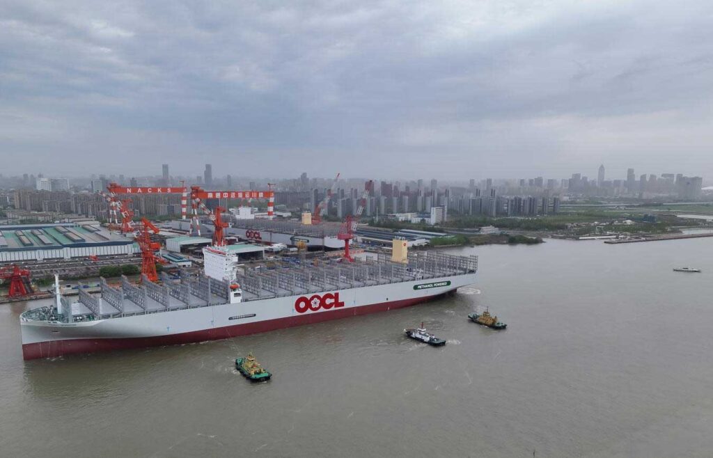 Το μεγαλύτερο containership διπλού καυσίμου με μεθανόλη στον κόσμο ξεκίνησε τα δοκιμαστικά του στην Κίνα