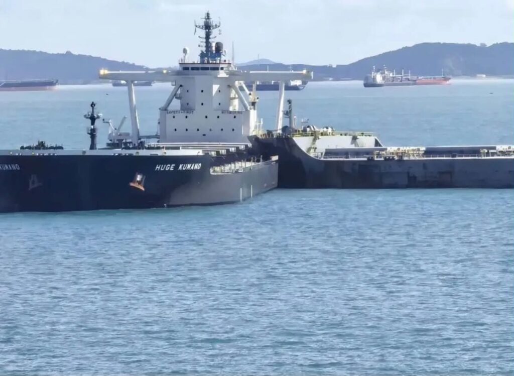 Σύγκρουση ελληνόκτητου και ιαπωνικού φορτηγού πλοίου capesize στην Σιγκαπούρη (Φωτογραφίες)