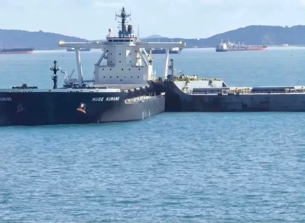 Σύγκρουση ελληνόκτητου και ιαπωνικού φορτηγού πλοίου capesize στην Σιγκαπούρη (Φωτογραφίες)