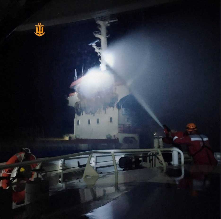 Φορτηγό πλοίο χτυπήθηκε στη Μαύρη Θάλασσα – Δύο ναυτικοί τραυματίστηκαν