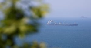 Κινεζικό supertanker επιχειρεί να περάσει τα Στενά του Ορμούζ με 2 εκατ. βαρέλια πετρελαίου