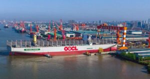 Το μεγαλύτερο containership διπλού καυσίμου με μεθανόλη στον κόσμο ξεκίνησε τα δοκιμαστικά του στην Κίνα