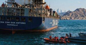 Δύο από τους ναυτικούς που τραυματίστηκαν κατά την πυραυλική επίθεση στο containership CMA CGM San Antonio στα Στενά του Ορμούζ επέστρεψαν στις Φιλιππίνες, σύμφωνα με το Υπουργείο Μεταναστών Εργαζομένων της χώρας, με την φωτογραφία από τα αεροδρόμιο να κάνει τον γύρο του κόσμο και να συγκλονίζει.