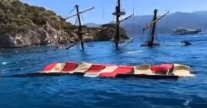 Τρόμος στη Τουρκία: Βυθίστηκε τουριστικό «πειρατικό» πλοίο με 148 επιβάτες