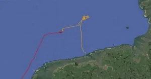 Σφοδρή σύγκρουση γιγαντιαίου containership με αλιευτικό – Συνθλίφτηκε η γέφυρα του σκάφους