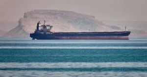 Όλο και περισσότερα πλοία διασχίζουν τα Στενά του Ορμούζ
