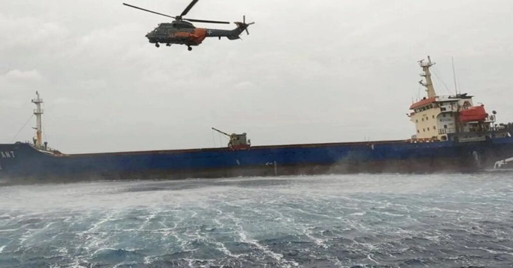 Φορτηγό πλοίο χτυπήθηκε στη Μαύρη Θάλασσα – Δύο ναυτικοί τραυματίστηκαν