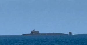 Τουρίστες κατέγραψαν το πιο προηγμένο πυρηνοκίνητο υποβρύχιο της Κίνας κοντά σε παραλία