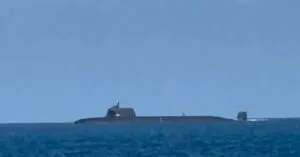 Τουρίστες κατέγραψαν το πιο προηγμένο πυρηνοκίνητο υποβρύχιο της Κίνας κοντά σε παραλία