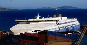 Το άδοξο τέλος του «Αίολος Κεντέρης» – Καρέ-καρέ η στιγμή που φτάνει στα διαλυτήρια