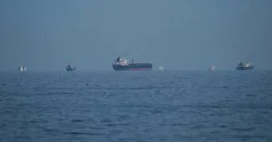 Χιλιάδες ναυτικοί εγκλωβισμένοι σε εμπόλεμες ζώνες: Ποια δικαιώματα έχουν και ποιος τους προστατεύει;