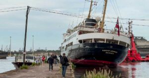 Ιστορικό κρουαζιερόπλοιο «καβάλησε» την προβλήτα στο Γκντανσκ