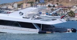Σαλαμίνα: Βυθίζεται θαλαμηγός στη Μαρίνα Βουρκαρίου