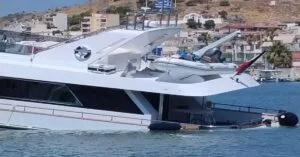 Σαλαμίνα: Βυθίζεται θαλαμηγός στη Μαρίνα Βουρκαρίου