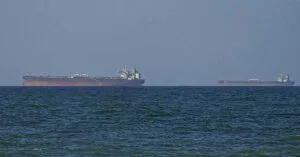 Ελληνικά δεξαμενόπλοια κατευθύνονται κοντά στην Ινδία εν αναμονή του ανοίγματος των Στενών του Ορμούζ.