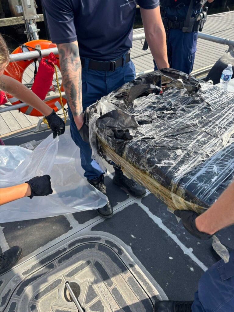 Βρέθηκαν 23 κιλά μαριχουάνας να επιπλέουν στη θάλασσα