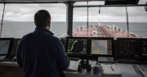 Η αξιοκρατία στη ναυτιλία δεν αποτελεί πολυτέλεια, αλλά βασική προϋπόθεση για την ασφαλή λειτουργία κάθε πλοίου. Όταν όμως οι προσωπικές σχέσεις αποκτούν μεγαλύτερη βαρύτητα από την πραγματική απόδοση, οι συνέπειες δεν επηρεάζουν μόνο τους εργαζομένους, αλλά και τη λειτουργία ολόκληρης της εταιρείας.