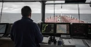 Η αξιοκρατία στη ναυτιλία δεν αποτελεί πολυτέλεια, αλλά βασική προϋπόθεση για την ασφαλή λειτουργία κάθε πλοίου. Όταν όμως οι προσωπικές σχέσεις αποκτούν μεγαλύτερη βαρύτητα από την πραγματική απόδοση, οι συνέπειες δεν επηρεάζουν μόνο τους εργαζομένους, αλλά και τη λειτουργία ολόκληρης της εταιρείας.