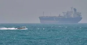 Το Ιράν απειλεί με επιθέσεις πλοίων που δεν ακολουθούν τις «εγκεκριμένες» διαδρομές στα Στενά του Ορμούζ