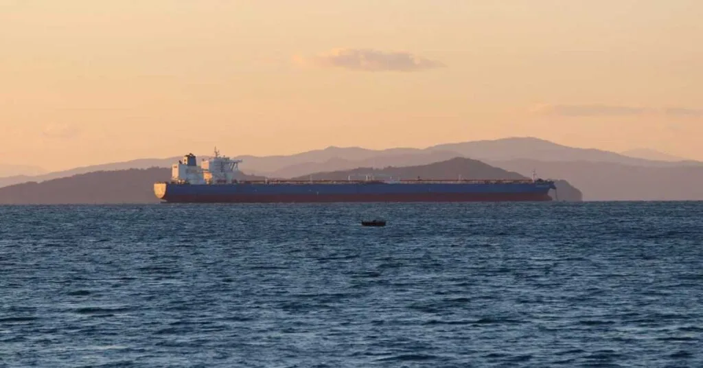 Δύο ελληνόκτητα tankers χτυπήθηκαν κοντά στο CPC – Διακόπηκαν ξανά οι φορτώσεις