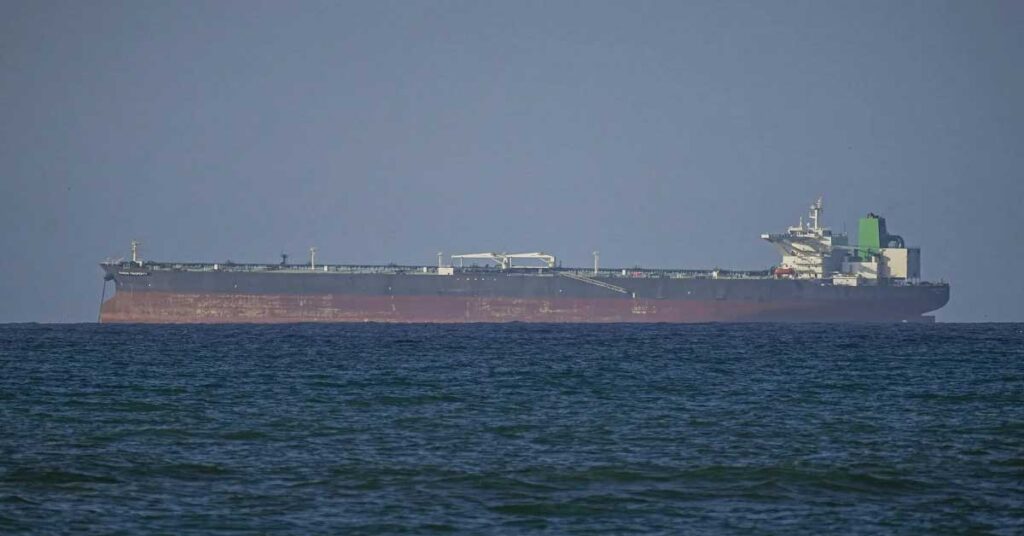 «Πάγωσαν» οι διελεύσεις από τα Στενά του Ορμούζ με τους πλοιοκτήτες να αποφεύγουν την περιοχή και τα ασφάλιστρα να εκτοξεύονται