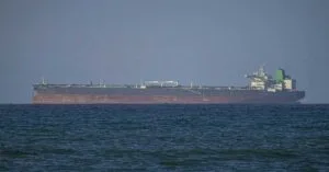 «Πάγωσαν» οι διελεύσεις από τα Στενά του Ορμούζ με τους πλοιοκτήτες να αποφεύγουν την περιοχή και τα ασφάλιστρα να εκτοξεύονται