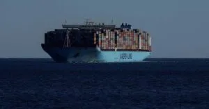 Η Maersk επιστρέφει στο Σουέζ και αλλάζει ξανά τον χάρτη των θαλάσσιων μεταφορών