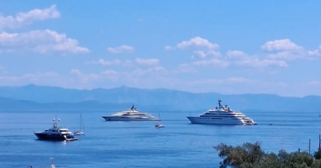 Τα mega yachts αξίας άνω του 1 δισ. δολαρίων του Σεΐχη Μανσούρ εντυπωσιάζουν στους Παξούς