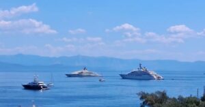 Τα mega yachts αξίας άνω του 1 δισ. δολαρίων του Σεΐχη Μανσούρ εντυπωσιάζουν στους Παξούς