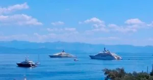 Τα mega yachts αξίας άνω του 1 δισ. δολαρίων του Σεΐχη Μανσούρ εντυπωσιάζουν στους Παξούς