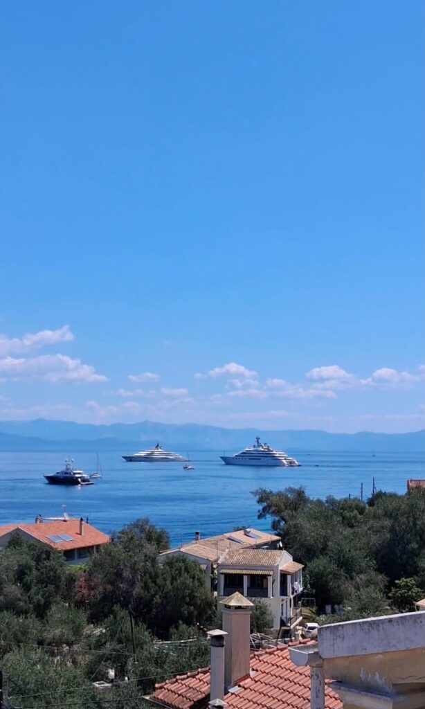 Τα mega yachts αξίας άνω του 1 δισ. δολαρίων του Σεΐχη Μανσούρ εντυπωσιάζουν στους Παξούς