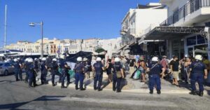 Ισχυρές αστυνομικές δυνάμεις στη Σύρο για το Crown Iris – Κινητοποιήσεις στην Ερμούπολη